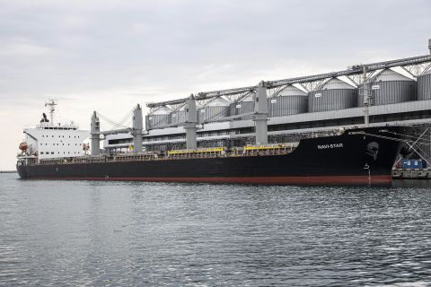 Un barco de granos espera en el puerto de Odessa, Ucrania, el 29 de julio. 