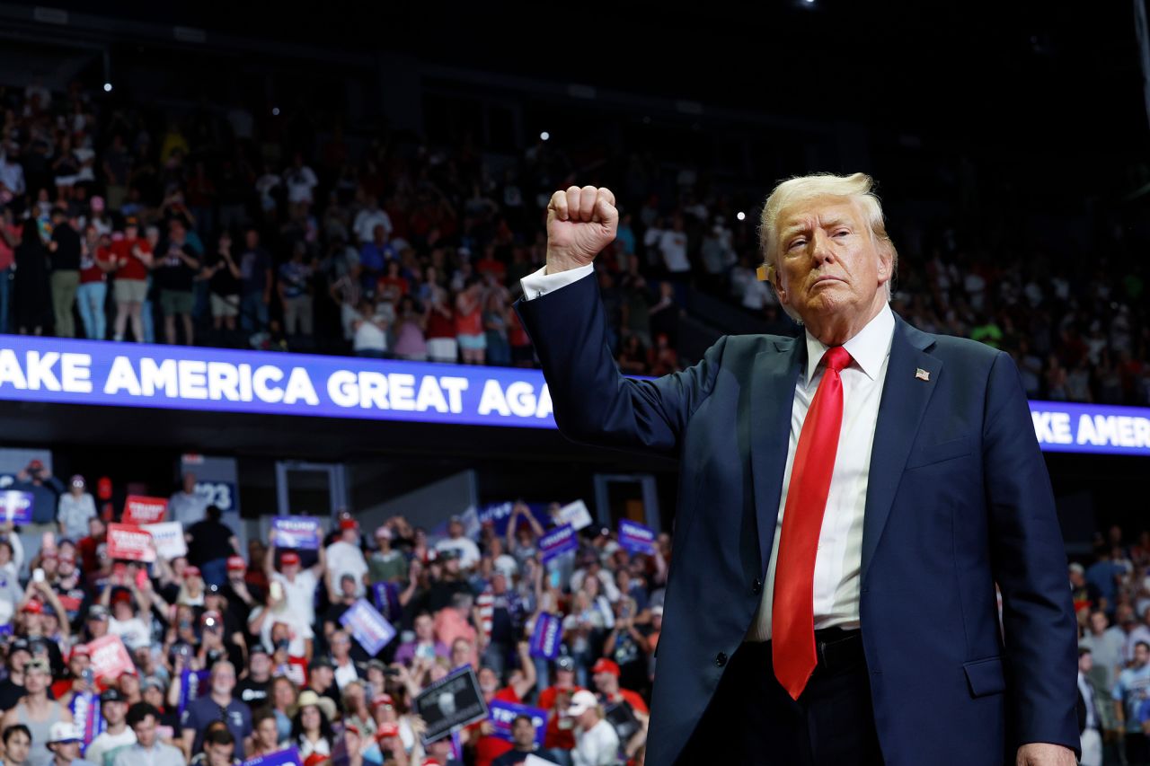 Donald Trump meninggalkan panggung setelah berpidato di sebuah rapat umum kampanye pada tanggal 20 Juli, di Grand Rapids, Michigan. 