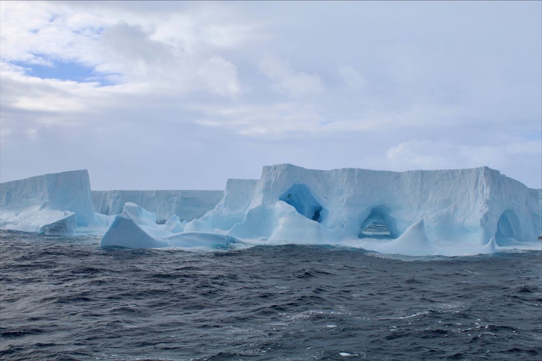 O maior iceberg do mundo, conhecido como A23a, gira a uma velocidade de 15 graus por dia no Oceano Antártico.