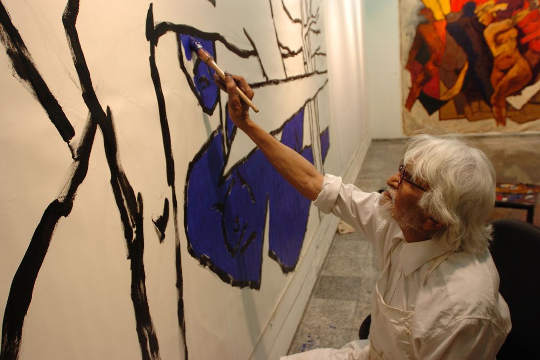 Husain executing a painting at Mumbai's Pundole Art Gallery in 2000.