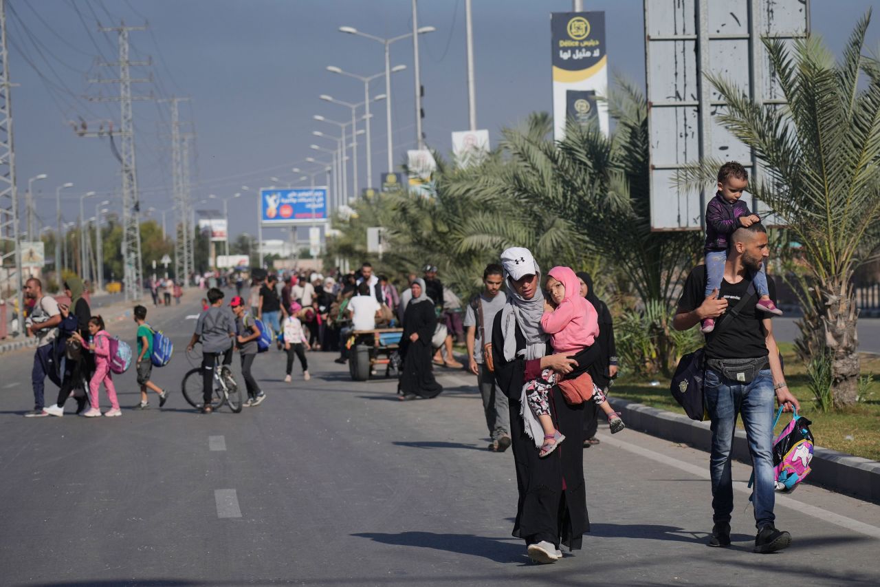 Palestinians flee to the southern region of Gaza from Bureij, Gaza, on Tuesday.