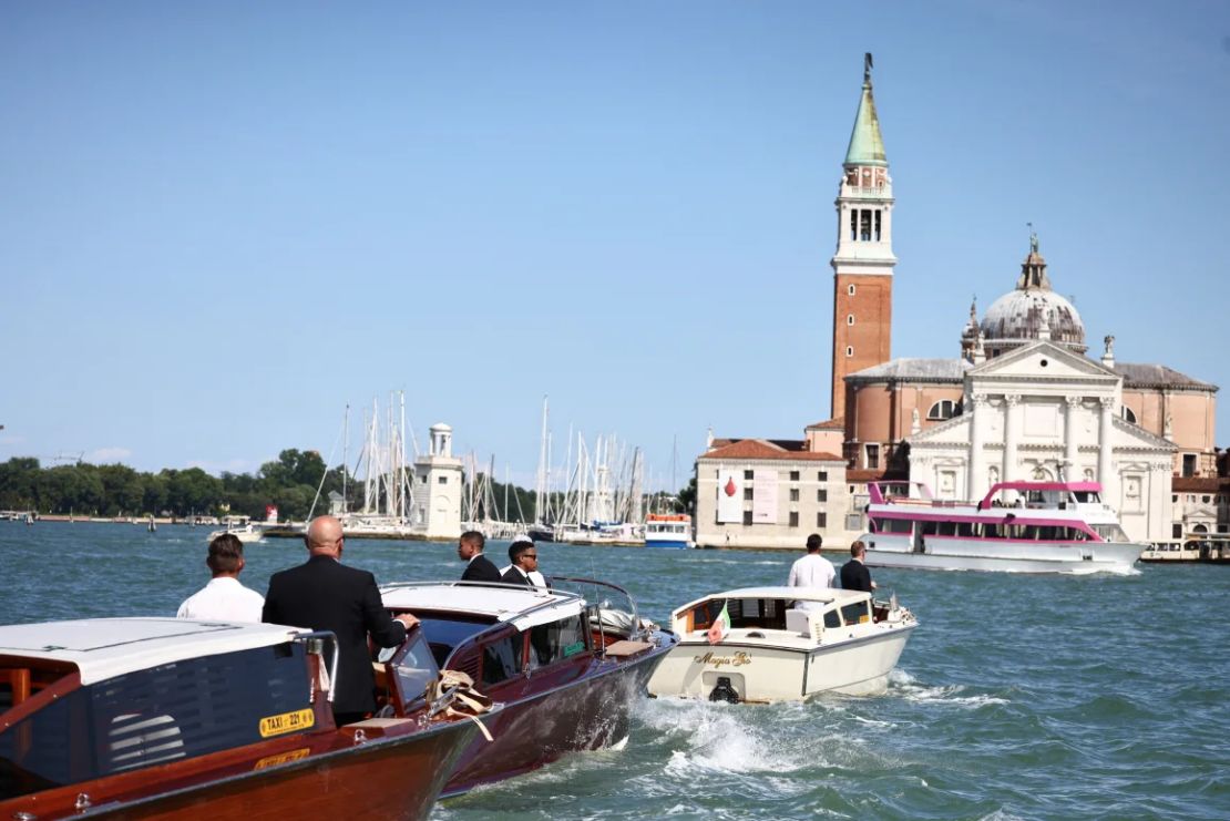Un barco transporta a los asistentes a la boda a San Giorgio Maggiore el 27 de junio de 2025.
