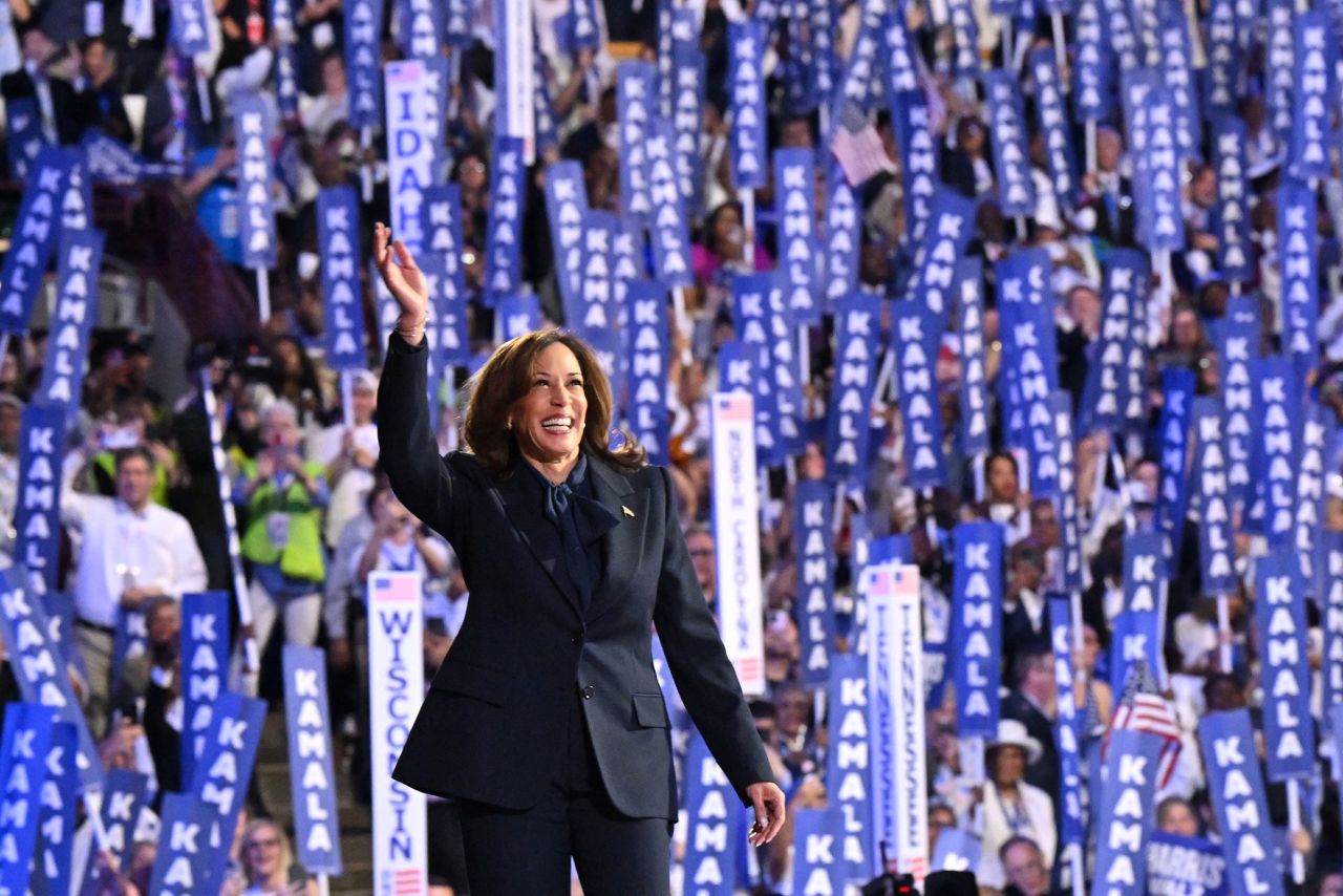 La vicepresidenta Kamala Harris saluda cuando llega para hablar en el cuarto y último día de la Convención Nacional Demócrata en el United Center en Chicago, el 22 de agosto. (Robyn Beck/AFP/Getty Images)