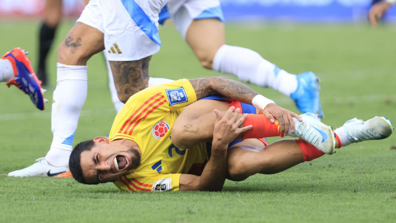 AMDEP6632. BARRANQUILLA (COLOMBIA), 10/09/2024.- Daniel Mu�oz de Colombia se lamenta este martes, en un partido de las eliminatorias sudamericanas para el Mundial de 2026 entre Colombia y Argentina en el estadio Metropolitano en Barranquilla (Colombia). EFE/ Ricardo Maldonado Rozo
