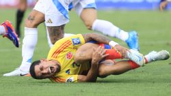 AMDEP6632. BARRANQUILLA (COLOMBIA), 10/09/2024.- Daniel Mu�oz de Colombia se lamenta este martes, en un partido de las eliminatorias sudamericanas para el Mundial de 2026 entre Colombia y Argentina en el estadio Metropolitano en Barranquilla (Colombia). EFE/ Ricardo Maldonado Rozo
