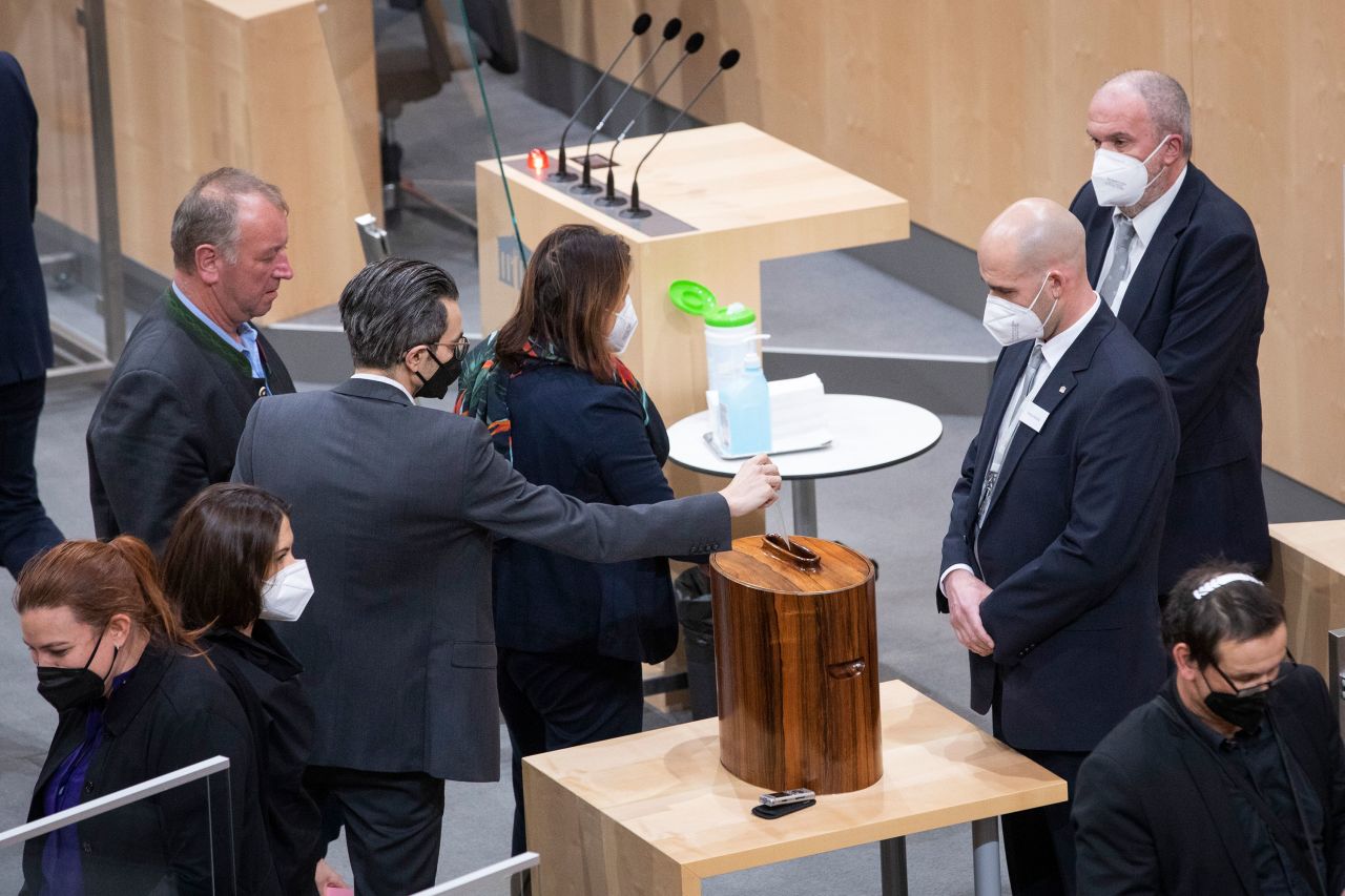 Lawmakers vote in the parliament in Vienna, Austria, Thursday, Jan. 20, 2022. (AP Photo/Lisa Leutner)