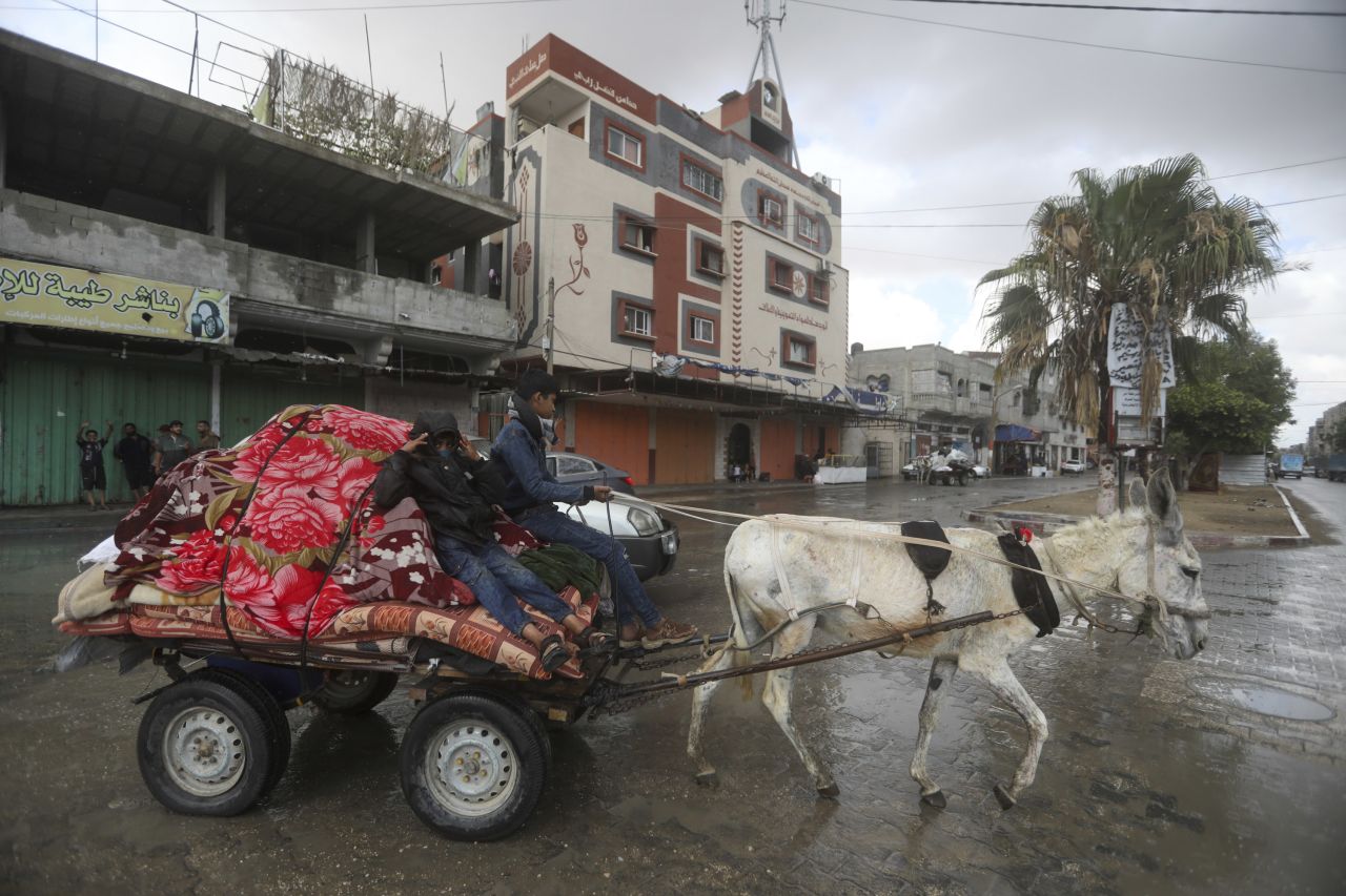 Palestinians evacuate Rafah with their belongings.