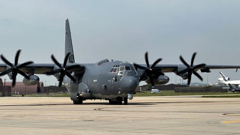 Докато AC 130J на военновъздушните сили на САЩ лети над извисяващите