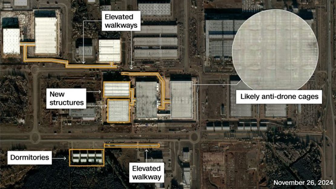 La planta en la Zona Económica Especial de Alabuga, en la región de Tatarstán, Rusia, se ha convertido en el principal centro de producción de Moscú para los drones Shahed-136, así como para los drones "espejos", según fuentes de la inteligencia de defensa de Ucrania. En los últimos meses se ha estado llevando a cabo nueva construcción en el lugar (marcada en naranja).