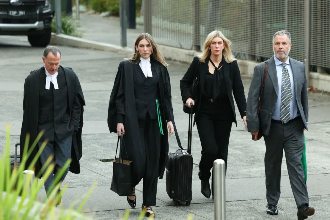 Los abogados Colin Mandy, Sophie Stafford, Ophelia Holloway y Bill Doogue llegan al Tribunal de Magistrados de Latrobe Valley, en Morwell, el 30 de abril de 2025.