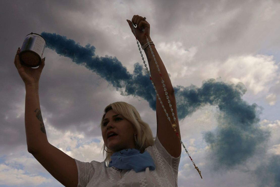 Un manifestante participa en una oración durante un evento de la Iglesia católica contra la legalización del aborto, frente a la Corte Suprema en Brasilia, Brasil, el lunes 6 de agosto de 2018.