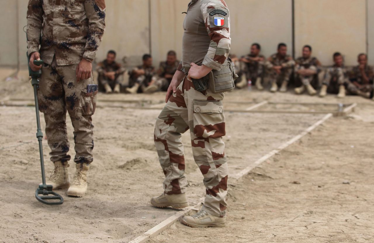 A French soldier trains members of the Iraqi Counter Terrorism Service at Baghdad International Airport on March 19, 2018.