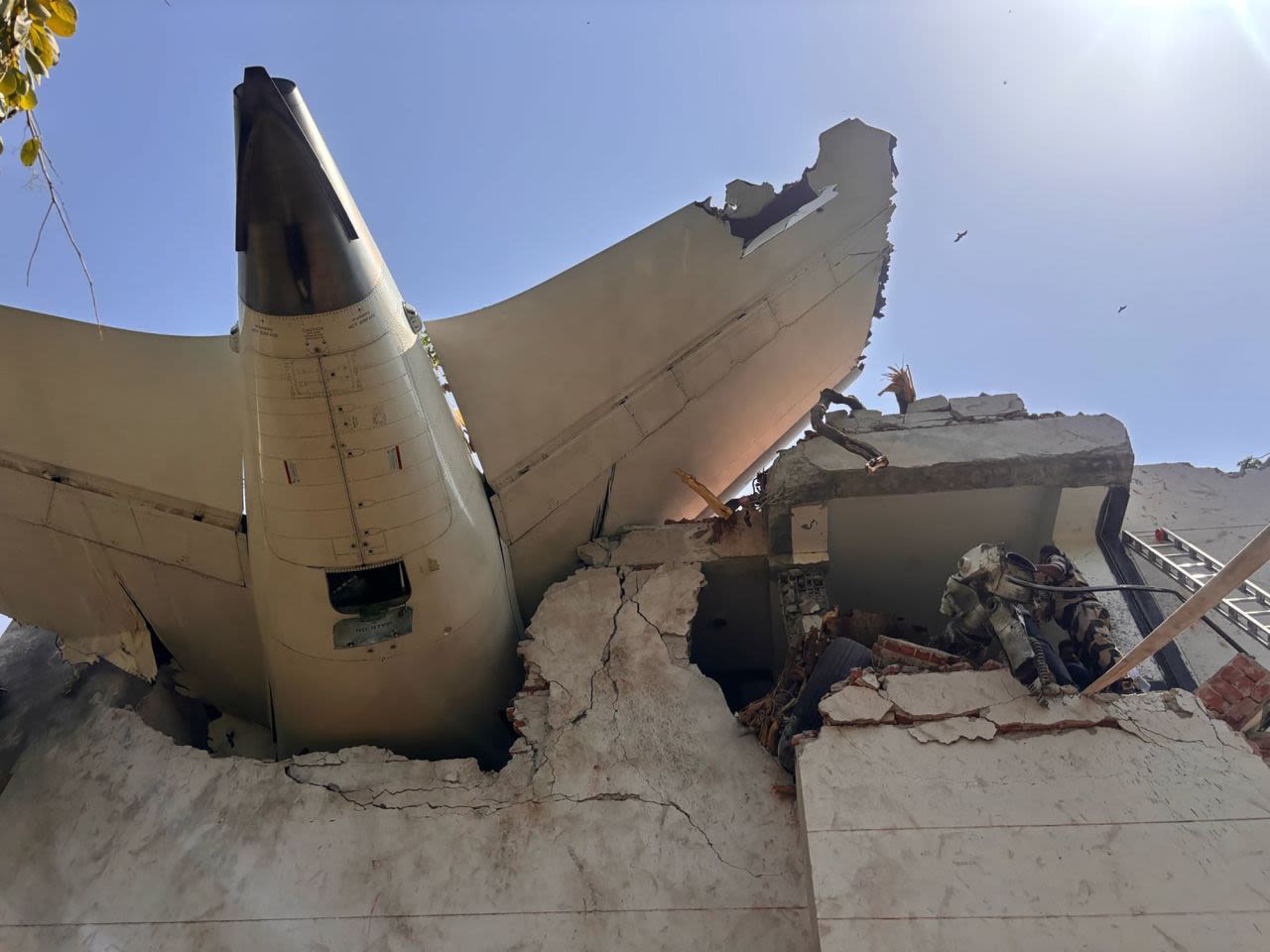 Se ve la cola de un avión después del trágico accidente del vuelo de Air India con destino a Londres cerca del aeropuerto de Ahmedabad, India, el jueves 12 de junio