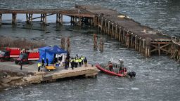  de varios organismos se apostaron el jueves en un muelle cercano al lugar del accidente.