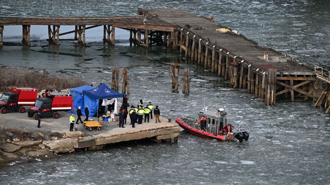  de varios organismos se apostaron el jueves en un muelle cercano al lugar del accidente.