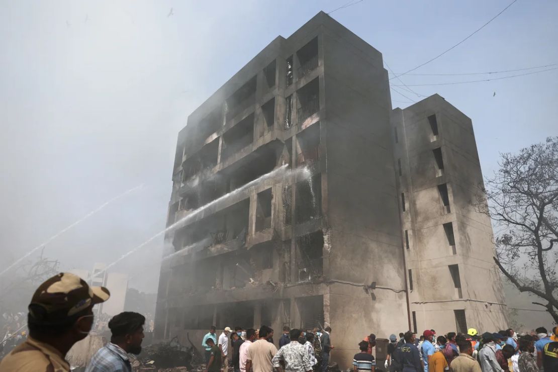 Los bomberos trabajan para extinguir un incendio en un edificio en Ahmedabad.