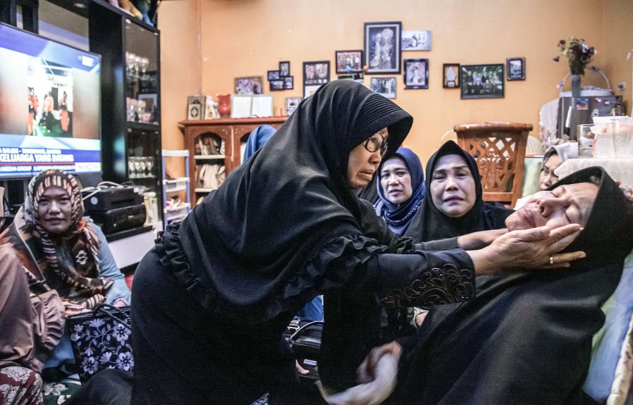 Merdiana Harahap (r.) is consoled for the loss of her husband, a passenger on board Lion Air flight JT 610, in Medan, North Sumatra province 