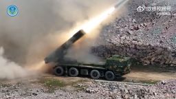Un video difundido por el Mando del Teatro Oriental del ejército chino el 2 de abril de 2025 muestra un sistema de artillería de cohetes disparando durante ejercicios con fuego real.