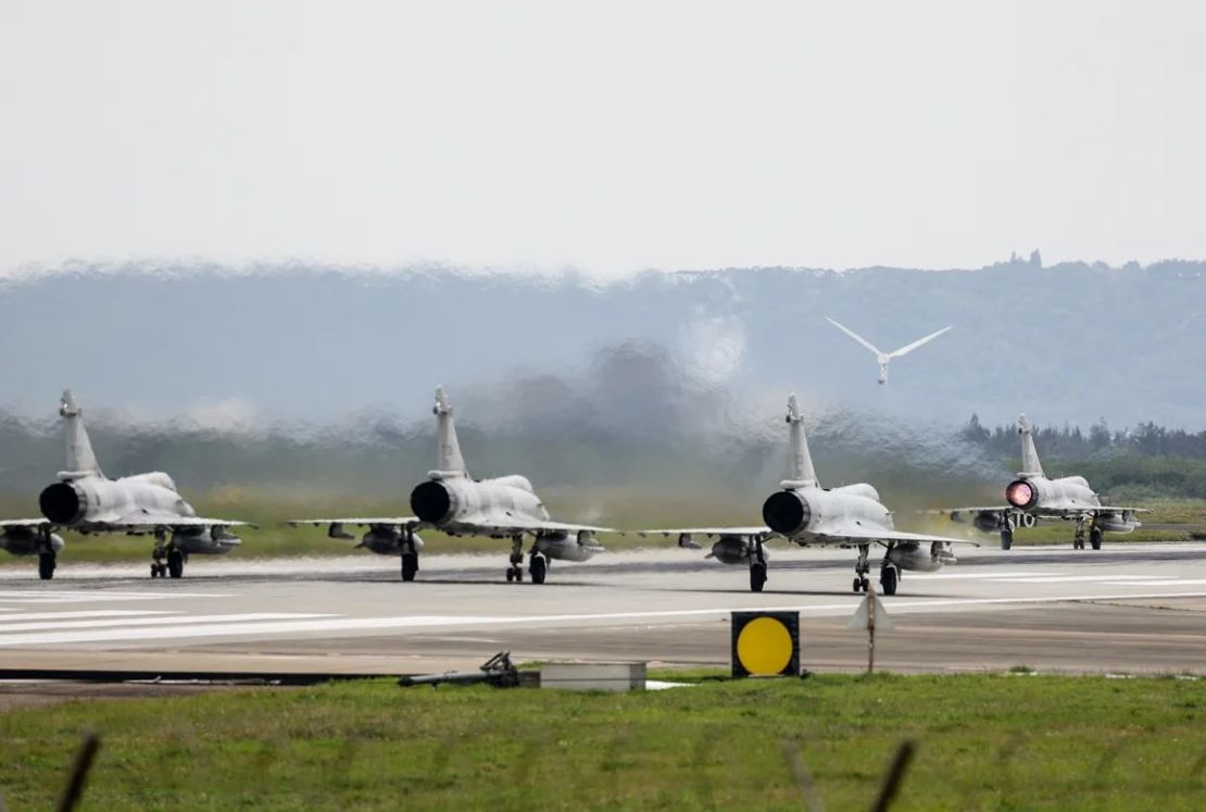 Cuatro aviones de combate Mirage 2000 de la Fuerza Aérea de Taiwán se preparan para despegar de la base aérea de Hsinchu en Hsinchu el 2 de abril de 2025, segundo día de los ejercicios militares que China ha lanzado cerca de la isla autónoma.