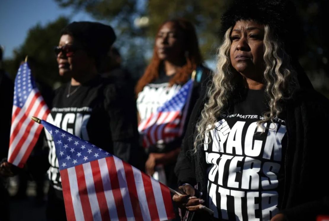 Activistas portan pancartas durante una manifestación frente a la Corte Suprema de Estados Unidos el 15 de octubre, durante los alegatos orales del caso Louisiana v. Callais, un caso importante relacionado con un mapa congresional que creó un segundo distrito de mayoría negra en Louisiana.