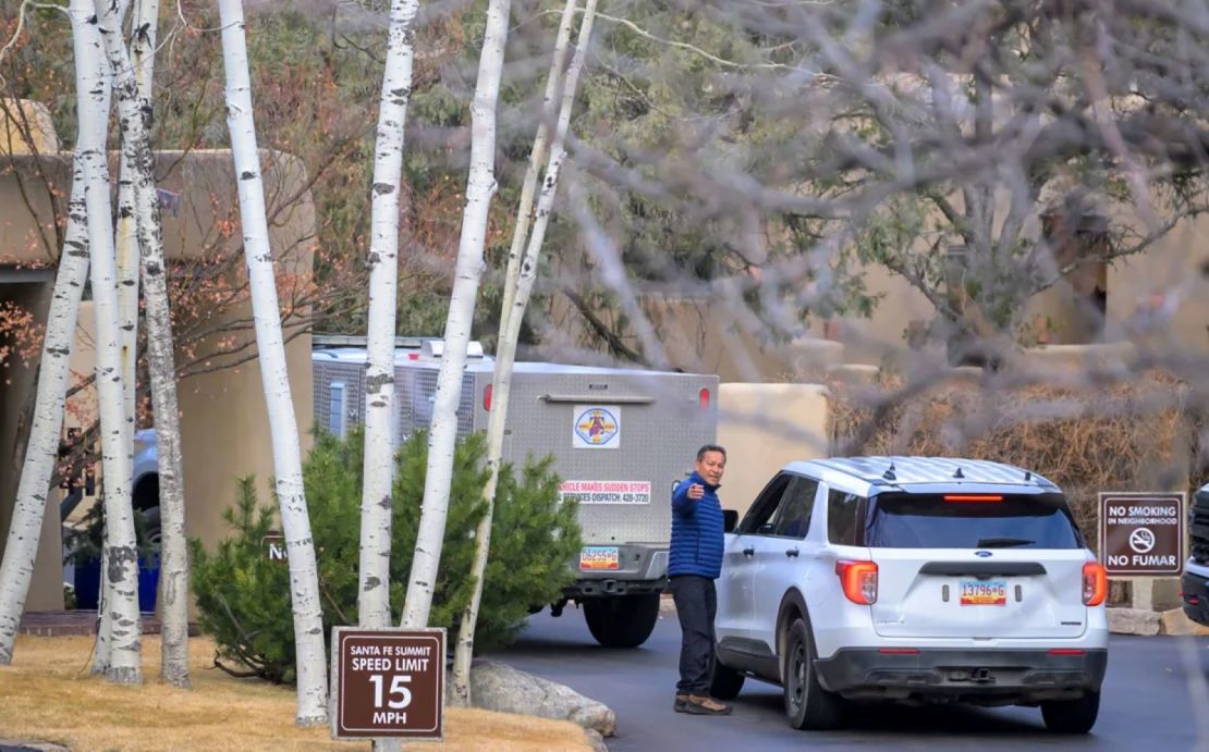 Agentes del alguacil del condado de Santa Fe llegan a la comunidad cerrada Santa Fe Summit, donde el actor Gene Hackman y su esposa Betsy Arakawa fueron encontrados muertos el jueves.