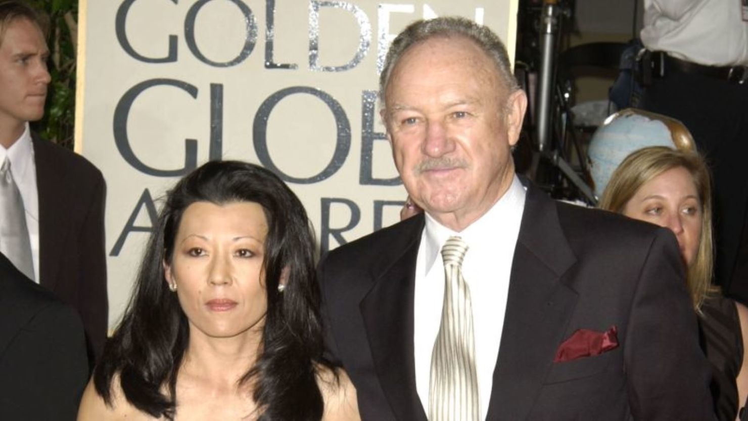 Gene Hackman y su esposa, Betsy Arakawa, llegan a la 60ª edición de los Premios Globo de Oro en Beverly Hills, California, en 2003.