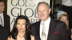 Gene Hackman y su esposa, Betsy Arakawa, llegan a la 60ª edición de los Premios Globo de Oro en Beverly Hills, California, en 2003.