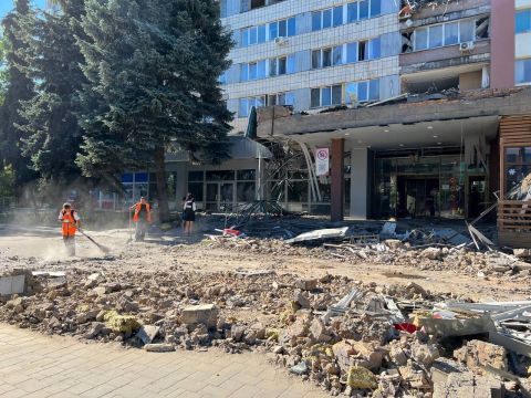 Mayor of Mykolaiv, Oleksandr Sienkevych, posted on his Telegram pictures of the aftermath of a “massive missile attack”, on Thursday morning, July 14.