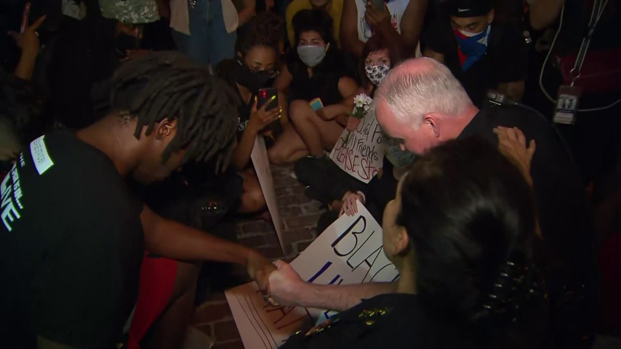 Fort?Worth?Police Chief Ed Kraus takes a knee with protesters in Fort Worth, Texas, on June 2.