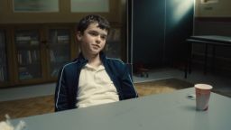  "Adolescence" explora hábilmente cómo Jamie, un chico inglés de 13 años, cayó en la misoginia violenta.