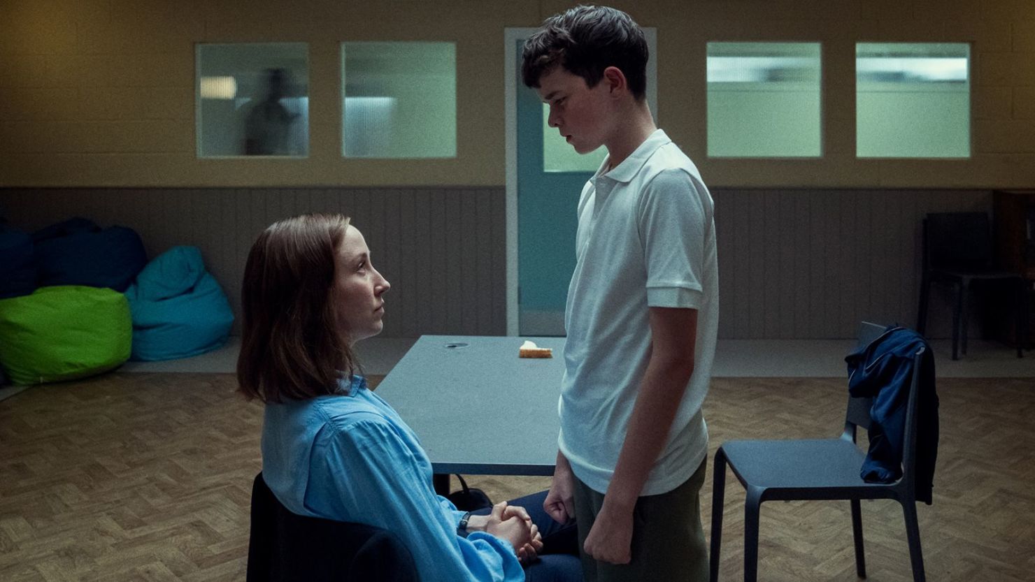 (De izquierda a derecha) Erin Doherty como Briony Ariston y Owen Cooper como Jamie Miller en 'Adolescence'.