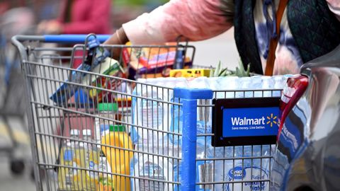 Un consumidor carga artículos del carrito de compras en su automóvil en una tienda minorista Walmart Supercenter.