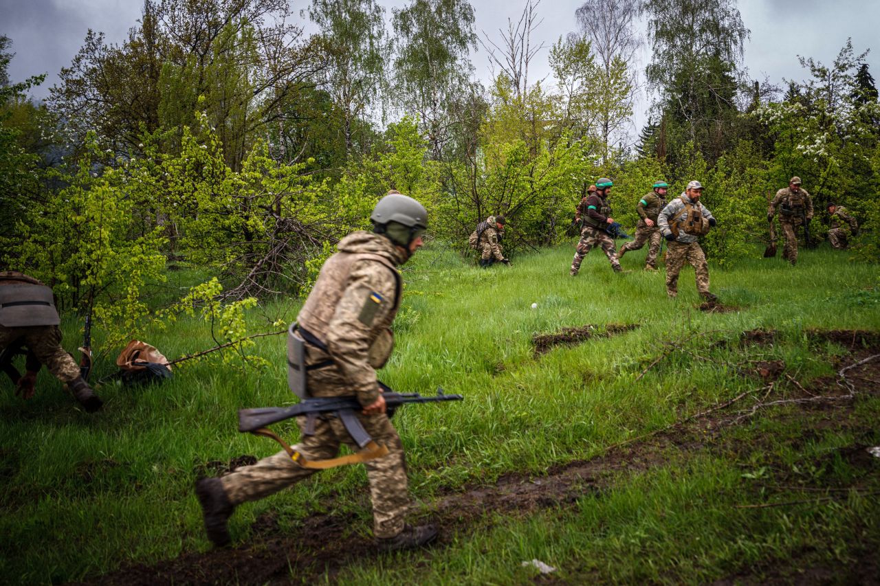 Украинские военные бегут, чтобы укрыться во время обстрела под Бахмутом, 30 апреля.
