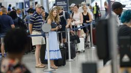 Los viajeros esperan para registrarse en Delta Airlines en el Aeropuerto Internacional Hartsfield-Jackson de Atlanta