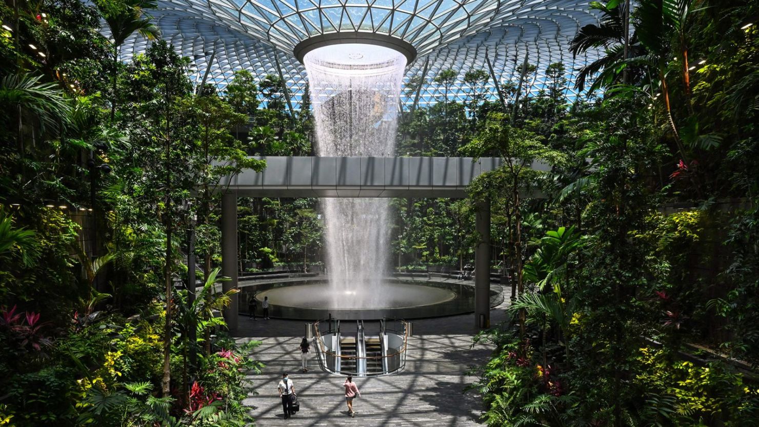El megacentro singapurense, hogar de la cascada interior más alta del mundo, ha sido nombrado el mejor aeropuerto del mundo por la organización de calificación de transporte aéreo Skytrax.