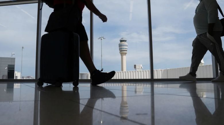 La gente camina en la terminal del Aeropuerto Internacional Hartsfield-Jackson de Atlanta en Atlanta, Georgia, en mayo de 2025.<br /><br />