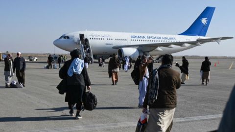 Los pasajeros caminan para abordar un avión comercial de Ariana Afghan Airlines en el Aeropuerto Internacional Khwaja Abdullah Ansari, el 23 de diciembre de 2024.