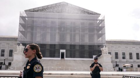 Agentes de Policía hacen guardia frente a la Corte Suprema de Estados Unidos en la ciudad de Washington el 15 de mayo de 2025.