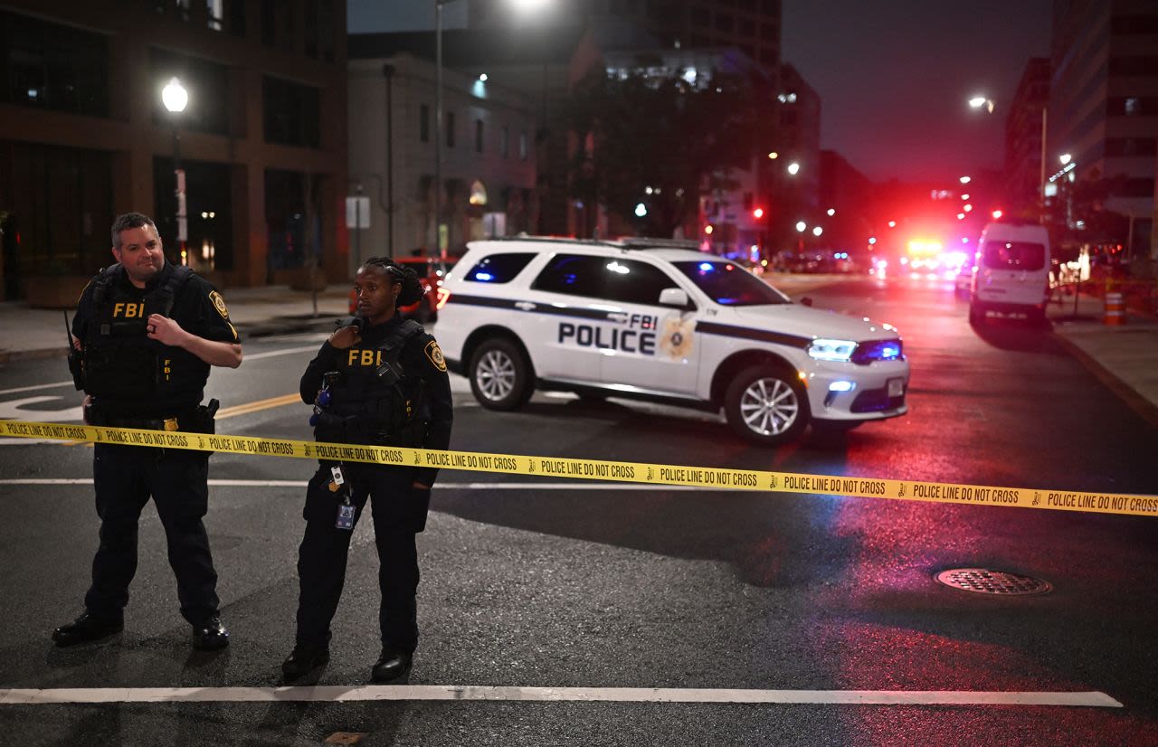 Agentes del FBI acordonan la escena afuera del Museo Judío Capital luego de un tiroteo que dejó dos personas muertas en la madrugada del jueves
