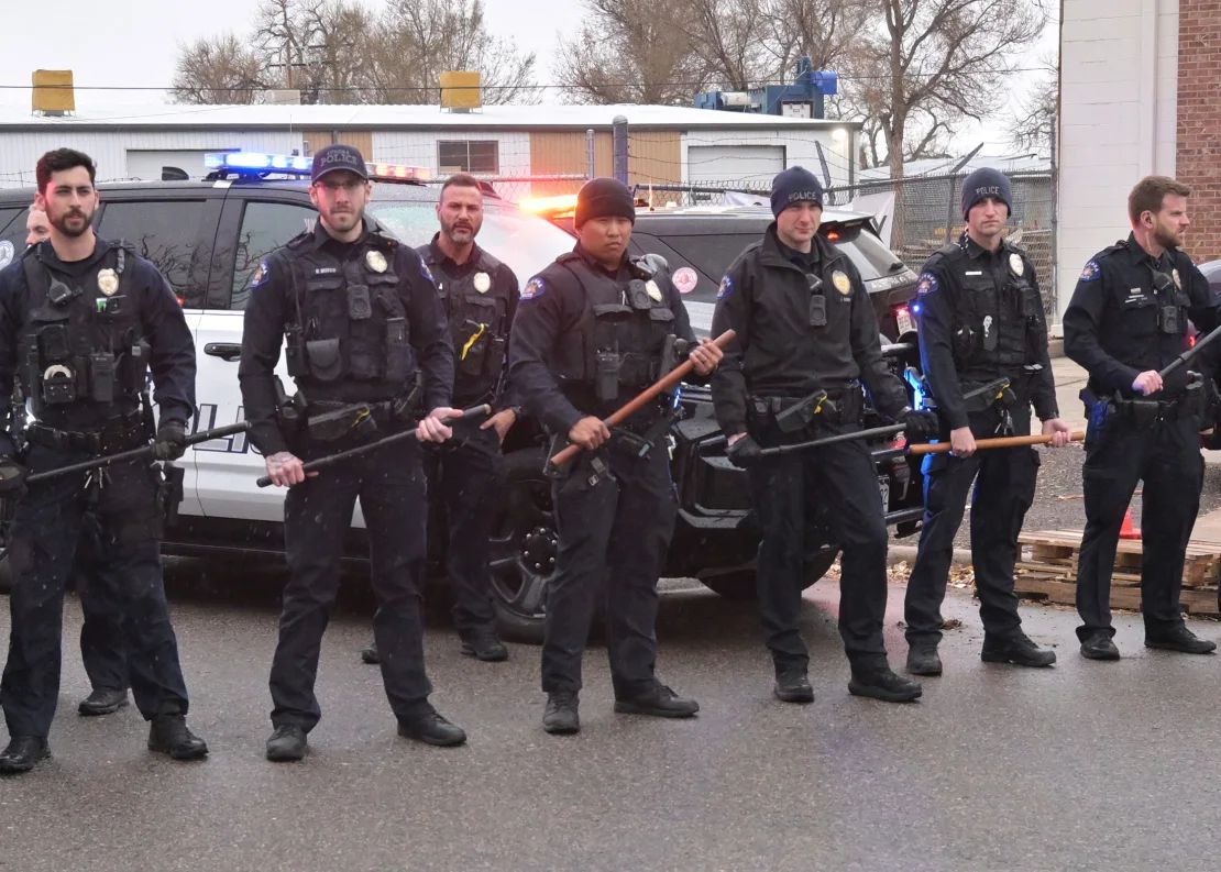 La policía de Aurora llega a una protesta contra la detención por parte de ICE de la activista Jeanette Vizguerra, afuera del Centro de Procesamiento de ICE GEO Aurora en Aurora, Colorado, el martes.