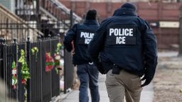 Agentes del Servicio de Inmigración y Control de Aduanas (ICE) de Estados Unidos caminan por una calle durante una operación de control de seguridad en Chicago, Illinois, el domingo 26 de enero de 2025.
