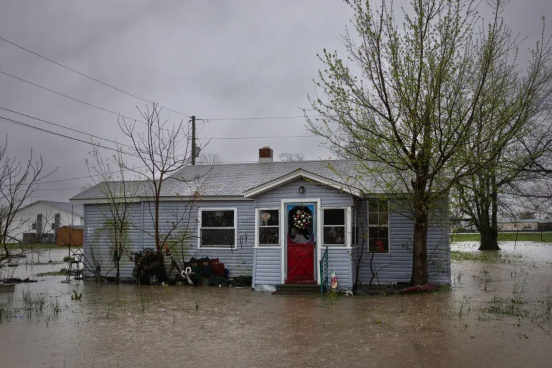 El agua rodea una casa en Wilson City, Missouri, el sábado.
