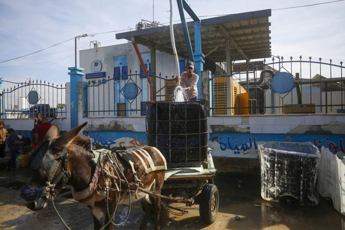 Palestinos recogen agua limpia después de que organizaciones internacionales restablecieran la electricidad ininterrumpida en Deir al-Balah, Gaza, por primera vez desde el comienzo de la guerra.