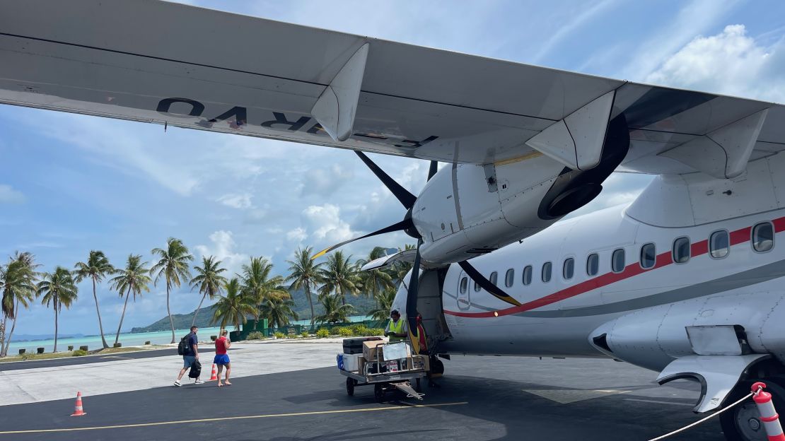 Air Tahiti ATR72 in Bora Bora