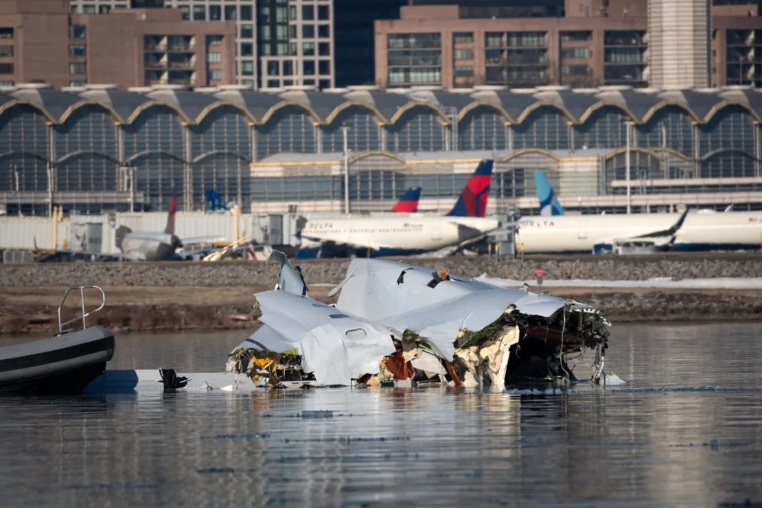 Los restos del avión de American Airlines en el río Potomac.