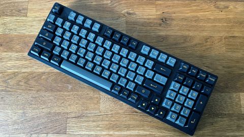 El Epomaker NT68 es un pequeño teclado mecánico, con RGB