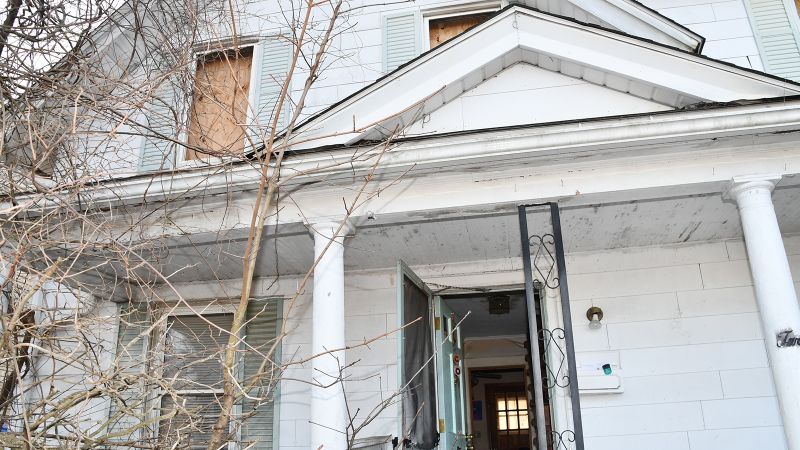 Полицията във Уотърбъри Кънектикът пусна снимки от къща където се