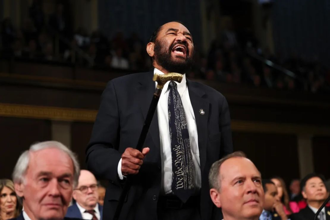 El representante Al Green grita mientras Trump se dirige a una sesión conjunta del Congreso el martes 4 de marzo de 2025.