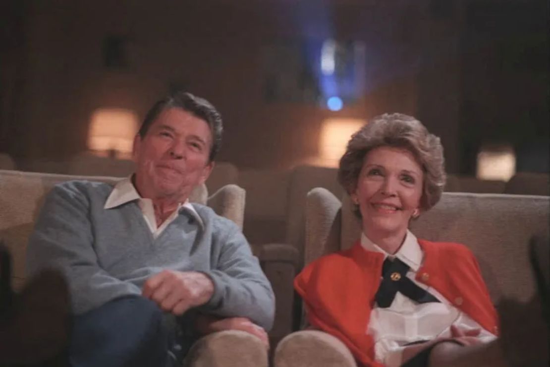 El presidente Ronald Reagan y la primera dama Nancy Reagan se sientan en el teatro familiar del Ala Este, en 1986.