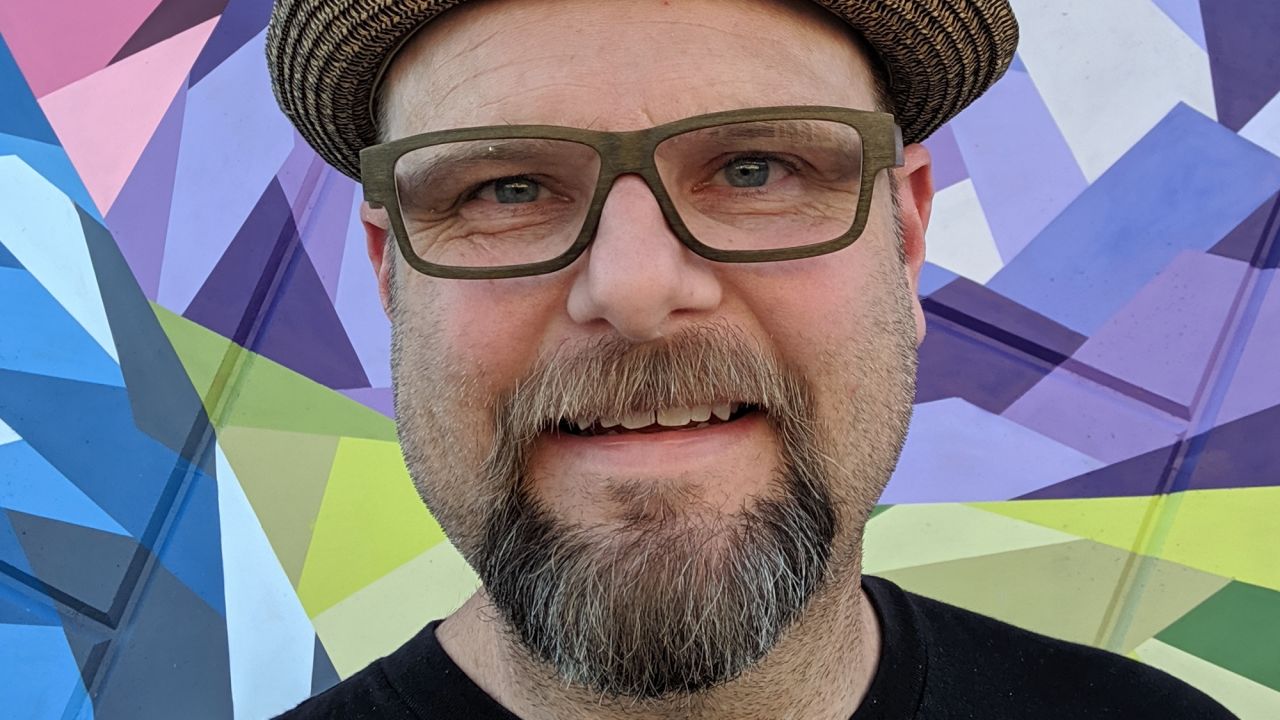 Alan-Gratz-Headshot-2019.jpg